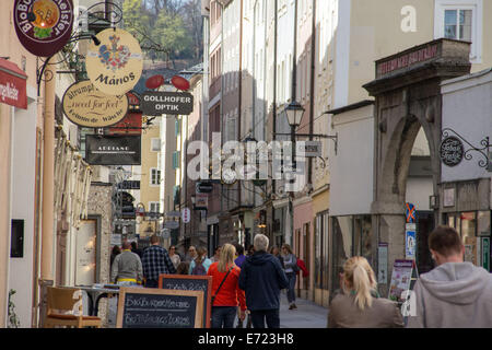 Autriche : la Getreidegasse, l'une des plus anciennes rues au centre de Salzbourg. Photo du 30 mars 2014. Banque D'Images
