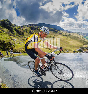 Randonnées cycliste la plus importante section du Hardknott Pass dans le Lake District. Banque D'Images