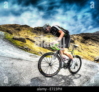 Une course cycliste escalade la plus importante section du Hardknott Pass. Banque D'Images