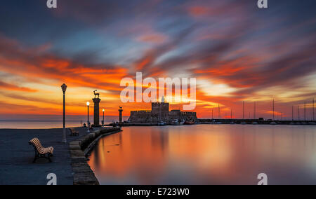 Lever du soleil à Saint Nicolas de port de Mandraki phare dans l'île de Rhodes en Grèce Banque D'Images