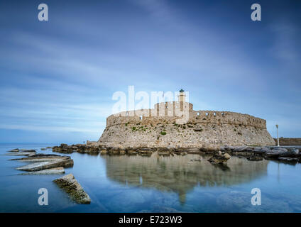 Phare de Saint Nicolas à Mandraki port dans l'île de Rhodes en Grèce Banque D'Images