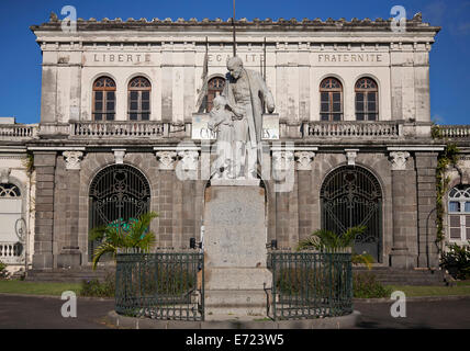 Martinique, Fort-de-France, Statue de A. Schoelcher en face de l'ancien édifice du Palais. Banque D'Images