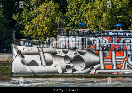 Londres, Royaume-Uni. Sep, 2014 3. Artiste allemand, Tobias Rehberger, transformé le HMS President (1918) en le couvrant entièrement en 'dazzle' dessins de camouflage dans le cadre de 14-18 Maintenant, le programme culturel officiel pour commémorer le centenaire de la Première Guerre mondiale. Il fait aussi partie de la Tamise tout festival. Londres, Royaume-Uni, 03 Sept 2014 Crédit : Guy Bell/Alamy Live News Banque D'Images