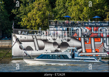 Londres, Royaume-Uni. Sep, 2014 3. Artiste allemand, Tobias Rehberger, transformé le HMS President (1918) en le couvrant entièrement en 'dazzle' dessins de camouflage dans le cadre de 14-18 Maintenant, le programme culturel officiel pour commémorer le centenaire de la Première Guerre mondiale. Il fait aussi partie de la Tamise tout festival. Londres, Royaume-Uni, 03 Sept 2014 Crédit : Guy Bell/Alamy Live News Banque D'Images