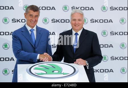 Mlada Boleslav, République tchèque. 16Th Jun 2014. Bouilloire de voiture Skoda Auto a ouvert un nouveau centre d'une valeur de45m (sur Kc1.2bn) pour le développement et l'essai d'agrégats dans Mlada Boleslav, La Bohême centrale, aujourd'hui, le jeudi 4 septembre 2014. Sur la photo Le ministre tchèque des finances, Andrej Babis (à gauche) et Skoda Auto CHEF Winfried Vahland. Photo : CTK/Alamy Live News Banque D'Images