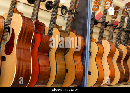 Stand guitare acoustique dans un magasin de musique, Norfolk, Royaume-Uni. Banque D'Images