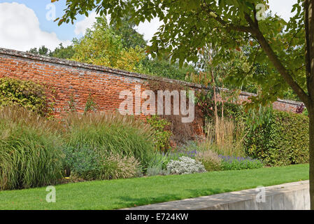 Jardin clos victorien en automne avec vignes et plantes vivaces Banque D'Images