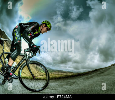 Une course cycliste l'escalade Hardknott Pass dans le Lake District. Banque D'Images