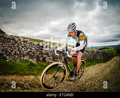 Un coureur cycliste professionnel dans les trois pics de cyclo Banque D'Images