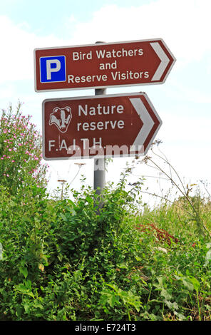 Les panneaux pour Nature Reserve parking et centre de bien-être des animaux à Hickling, Norfolk, Angleterre, Royaume-Uni. Banque D'Images