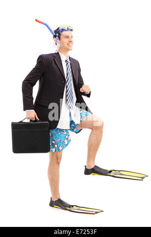 Full Length portrait of a businessman walking avec palmes de plongée Banque D'Images