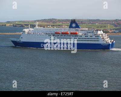 L 31788tonne DFDS Seaways 'Roi' laissant la Tyne à North Shields et la voile à sa destination à Ijmuiden en Hollande. Banque D'Images