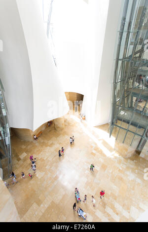 À la recherche vers le bas dans le hall principal du Musée Guggenheim de Bilbao Banque D'Images