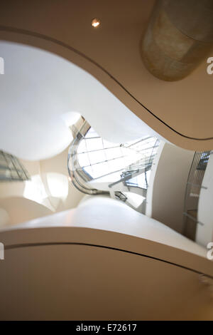 Jusqu'à l'atrium du Musée Guggenheim à Bilbao. Banque D'Images