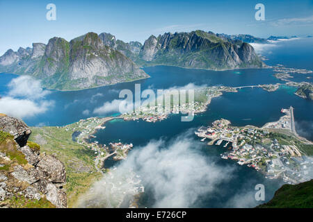 Vue aérienne sur le village de Reine et de fjords et montagnes dans les îles Lofoten, Norvège Banque D'Images