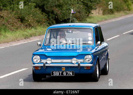 Hillman Imp voiture sur la Fosse Way road, Warwickshire, UK Banque D'Images