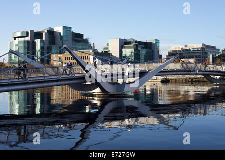 Le Millennium Bridge qui traverse la rivière Liffey, dans la ville de Dublin, Irlande Banque D'Images