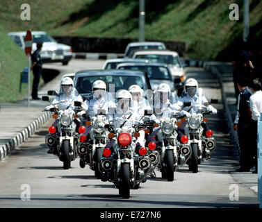 Escorte moto pour Sa Majesté la Reine Elizabeth II lors de sa visite royale à Singapour 1989. Banque D'Images