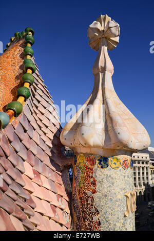 Espagne, Catalogne, Barcelone, Antoni Gaudis Casa Batllo immeuble dragons de rappel sur le toit-terrasse avec les quatre croix aussi inclluded armés. Banque D'Images