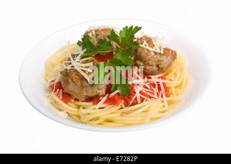 Servant de spaghetti aux boulettes de viande en sauce tomate on white plate Banque D'Images