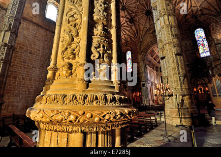 Portugal, Lisbonne : ornés pilier dans l'église Santa Maria de la monastère de Hieronymus à Belém Banque D'Images