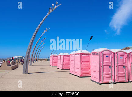 Potable rose toilettes sur la promenade de Blackpool Banque D'Images