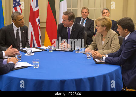 Newport, Pays de Galles. 16Th Jun 2014. Le président américain, Barack Obama (L-R), le Premier ministre britannique, David Cameron, Angela Merkel, Chancelière fédérale d'Allemagne, et le Premier Ministre Italien Matteo Renzi répondre avant le sommet de l'OTAN à Newport, Pays de Galles, 4 septembre 2014. Les chefs d'état et de gouvernement se réuniront au Pays de Galles pour un sommet de deux jours. Les relations avec la Russie seront au centre des consultations. PHOTO : MAURIZIO GAMBARINI/dpa/Alamy Live News Banque D'Images