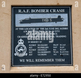 Plaque commémorative à l'équipage de R.A.F.Bombardiers Whitley nr Broadway Tower, Broadway, Cotswolds, Worcestershire, Royaume-Uni. Banque D'Images