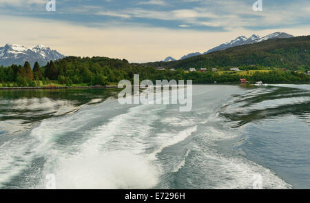 Ondes créées par bateaux sur le fjord norvégien. Banque D'Images