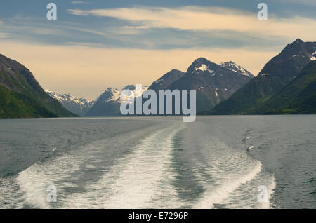 Vue arrière du bateau sur le fjord norvégien. Banque D'Images