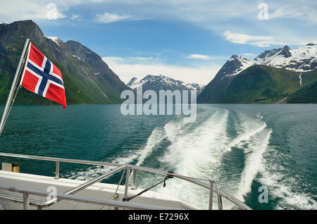 Vue arrière du bateau sur le fjord norvégien. Banque D'Images