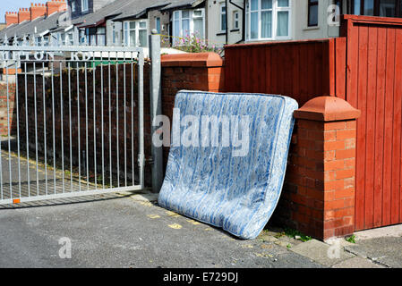 Faisant l'objet d'un matelas à l'arrière d'une rangée de maisons mitoyennes à Blackpool, Lancashire Banque D'Images