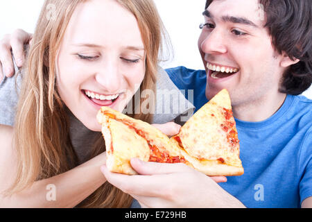 Deux jeunes Smiling People Eating Pizza Banque D'Images