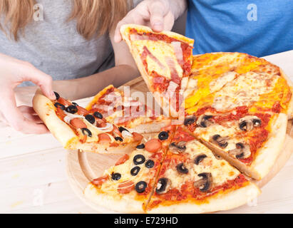 Deux jeunes gens Eating Pizza Banque D'Images