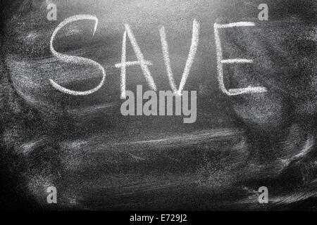 À la main sur un tableau noir de l'école, la communication Inscription Concept écrit Message Save Banque D'Images