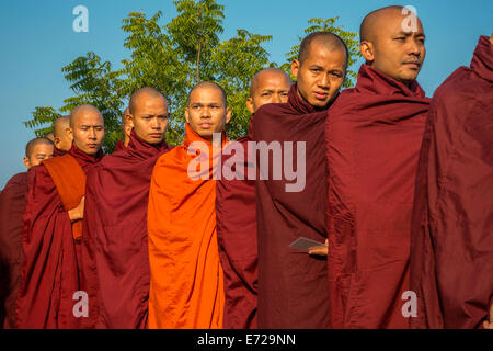 Les moines bouddhistes, la collecte de l'aumône au temple, Bagan, Mandalay, Myanmar Région Banque D'Images