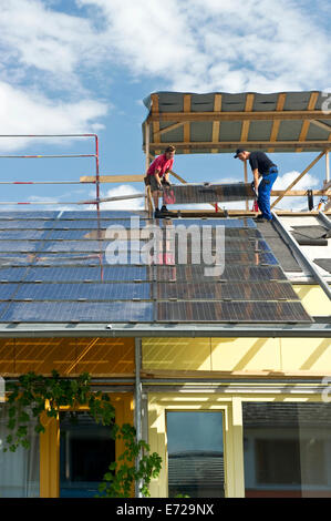 Des panneaux solaires installés sur un toit, village solaire dans le quartier Vauban, Freiburg im Breisgau, Bade-Wurtemberg, Allemagne Banque D'Images