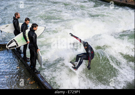 Les surfeurs, les vagues sur l'Isar Eisbach, Englischer Garten, Munich, Haute-Bavière, Bavière, Allemagne Banque D'Images