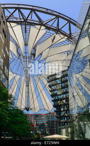 Allemagne, Berlin, Potsdamer Platz Sony Center avec son toit couvert de verre central plaza. Banque D'Images