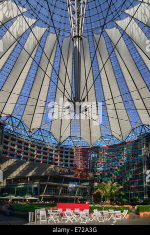 Allemagne, Berlin, Potsdamer Platz Sony Center avec son toit couvert de verre central plaza. Banque D'Images