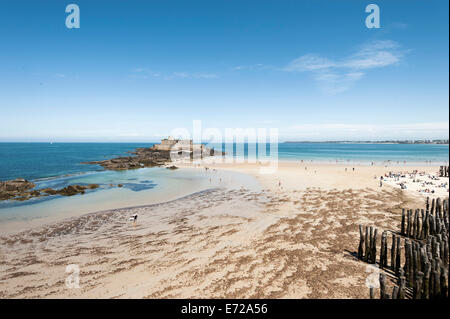 Plage de sable avec des épis et de Fort National, Saint-Malo, Bretagne, France Banque D'Images