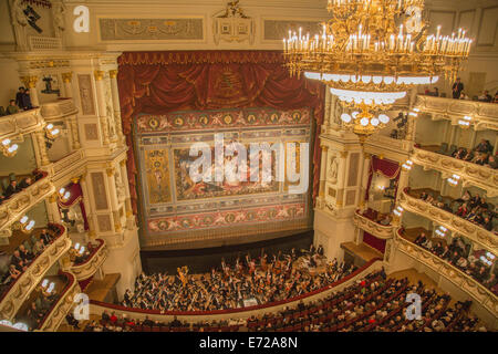 Vue de l'intérieur de l'opéra Semperoper, salle de concert avec un grand rideau, l'orchestre et l'auditoire Banque D'Images