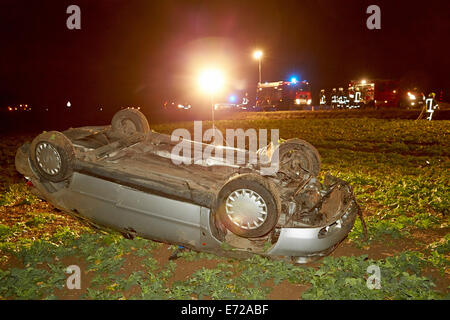 Voiture qui a dévié de la route et s'est retourné sur son toit, L82 près de Lehmen, Rhénanie-Palatinat, Allemagne Banque D'Images