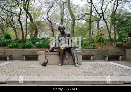 Statue de Hans Christian Andersen et un canard. Central Park, Manhattan, New York Banque D'Images