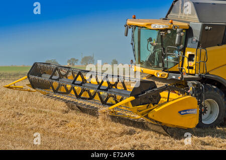 Moissonneuse-batteuse, l'ABERDEENSHIRE ECOSSE LES LAMES DE COUPE DE LA MACHINE Banque D'Images