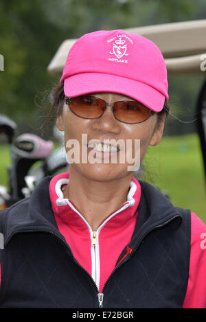 Londres, Royaume-Uni. 16Th Jun 2014. Madame Hu Pinghua jouer au golf à la 9e journée de golf sino-britannique à Brocket Hall Golf Club, en Angleterre. Credit : Voir Li/Alamy Live News Banque D'Images