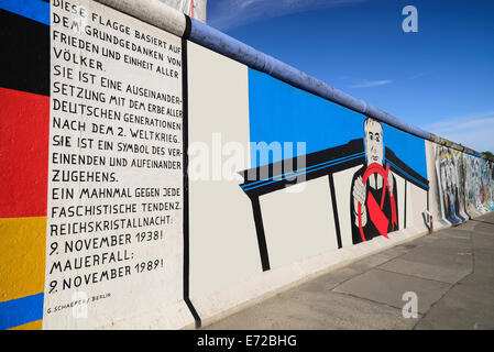 Allemagne, Berlin, l'East Side Gallery a 1.3 km longue section du mur de Berlin une murale par Georg Lutz dépeint l'ancien dirigeant soviétique Mikhaïl Gorbatchev au volant. Banque D'Images