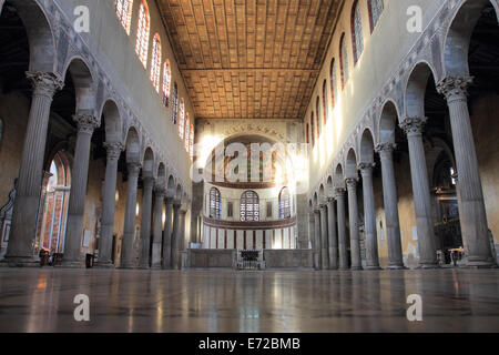 ROME, ITALIE - 17 août 2014 : La Basilique de Saint Sabina intérieur cette église historique a été construite au cours du 5e siècle o Banque D'Images