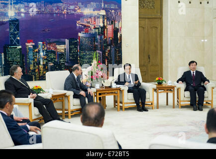 Beijing, Chine. 16Th Jun 2014. Zhao Hongzhu (2e R), membre du secrétariat du Parti communiste chinois (PCC), le Comité central se réunit avec une délégation du Mexique du Parti révolutionnaire institutionnel dirigé par le président de la Fondation Colosio Adrian Gallardo (3R), à Beijing, Chine, le 4 septembre 2014. © Wang Ye/Xinhua/Alamy Live News Banque D'Images