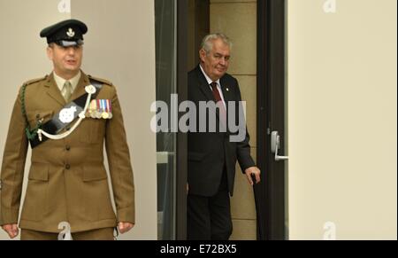 Newport, Pays de Galles, Royaume-Uni. 16Th Jun 2014. République tchèque Milos Zeman Président arrive pour un sommet de l'OTAN au Celtic Manor Resort à Newport au Pays de Galles le jeudi 4 septembre 2014. Les dirigeants du monde se rassemblent à un complexe de golf au Pays de Galles pour une réunion au sommet de l'OTAN. Bien que l'ordre du jour officiel portera sur la crise en Ukraine et le retrait de la mission de combat de l'OTAN en Afghanistan, la montée de l'État islamique en Iraq et en Syrie de groupe va dominer les discussions en marge du sommet. Credit : Jakub Dospiva/CTK Photo/Alamy Live News Banque D'Images